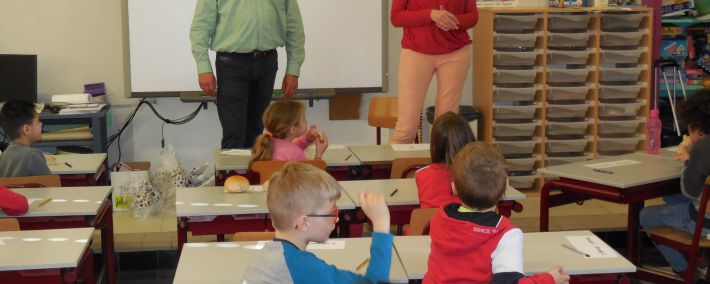 Kinderen waarderen pistolets van de ambachtelijke bakker